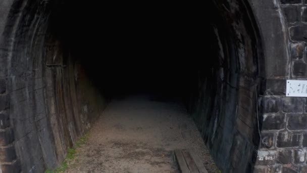 Σκοτεινή Σήραγγα Στο Takedao Εγκαταλελειμμένη Σιδηροδρομική Πεζοπορία Εναέρια Pullback Reveal — Αρχείο Βίντεο