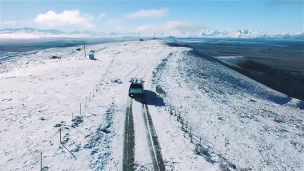Szeroki Kadr Suv Jazda Drodze Królewnymi Śnieżkami Góra Mackenzie Zima — Wideo stockowe