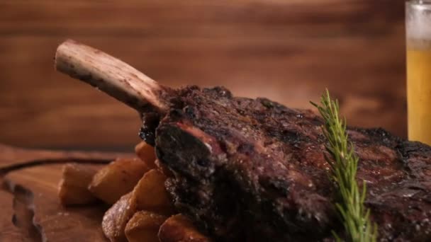 Carving Board Stohy Obrovským Tomahawk Hovězí Steak Pečených Bramborách Divokých — Stock video