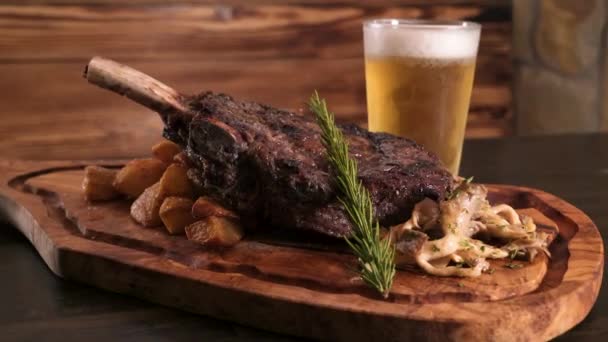 Mouthwatering Bone Strip Steak Restované Brambory Divoké Woodear Houby Rozmarýn — Stock video