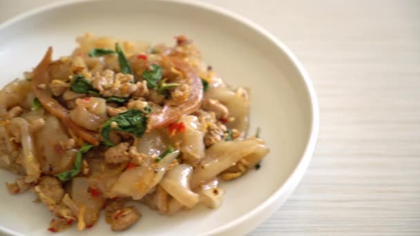 Macarrão Frito Com Frango Picado Manjericão Estilo Comida Asiática — Vídeo de Stock