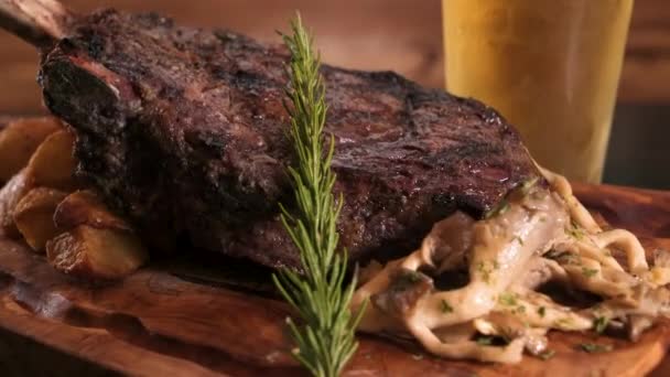 Masivní Tomahawk Strip Steak Pečených Bramborách Divokých Houbách Dřevěné Řezbářské — Stock video
