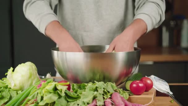 Hände Mischen Einen Salat Einer Großen Metallschüssel Gemüse Vordergrund — Stockvideo