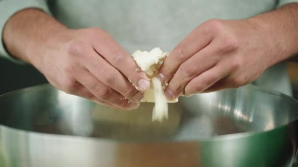 Manos Desmenuzando Queso Feta Una Ensaladera Metal — Vídeos de Stock