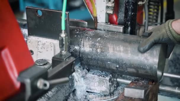 Die Metallsägemaschine Beendet Das Schneiden Einer Stahlstange Und Arbeiter Entfernt — Stockvideo