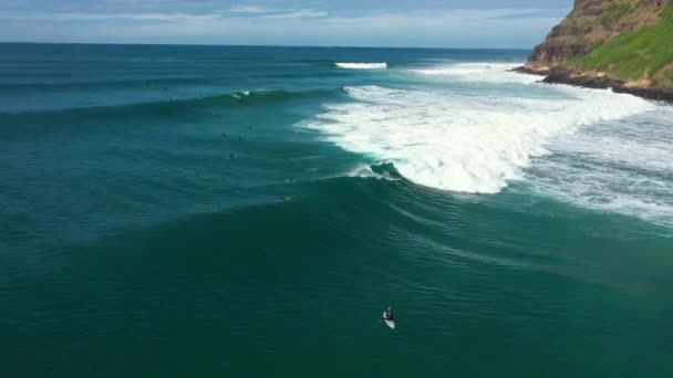 Drone Baan Shot Van Een Surfer Surfen Een Grote Oceaan — Stockvideo