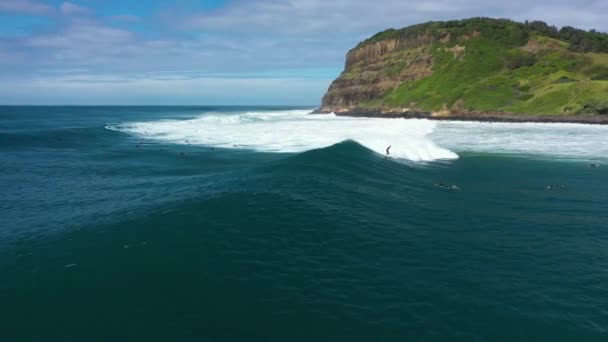 Drone Colpo Surfista Cavalcando Accendendo Una Grande Onda Blu Oceano — Video Stock