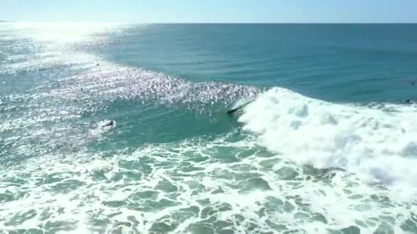 Inquadratura Aerea Uomo Che Bodysurf Una Grande Onda Con Suo — Video Stock