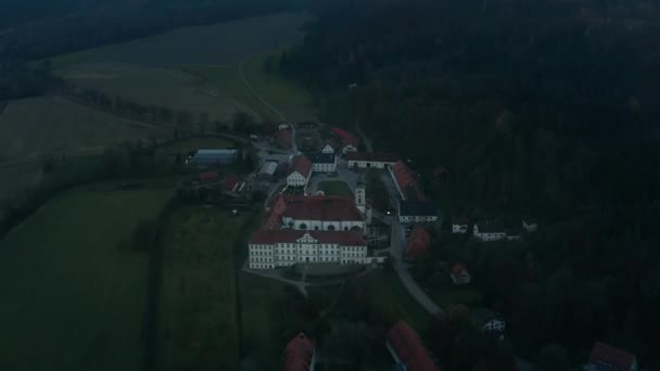 Miringkan Gambar Drone Dari Sebuah Biara Bavarian Pemandangan Matahari Terbenam — Stok Video