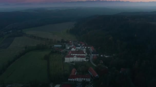 Zdjęcie Klasztoru Schftlarn Pod Silnym Zachodem Słońca Jesienią — Wideo stockowe