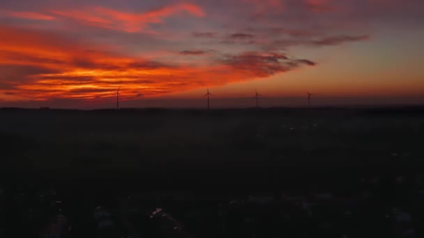 Captura Panorámica Drones Una Puesta Sol Roja Con Turbinas Eólicas — Vídeo de stock