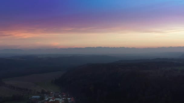 Bergketen Uitzicht Vanaf Een Drone Zonsondergang Stemming Vliegen Achteruit Naar — Stockvideo