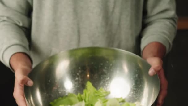 Zeitlupe Von Salatblättern Die Eine Große Salatschüssel Geworfen Werden — Stockvideo