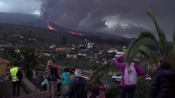 Люди Стоят Смотрят Извержение Вулкана Кубре Вьеха Новый Поток Лавы — стоковое видео