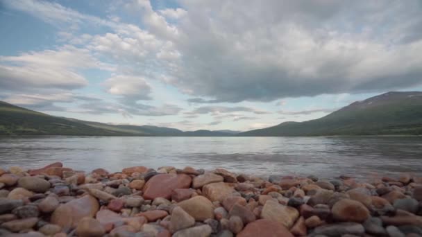 Kolorowe Skały Brzegu Jeziora Trekanten Środkowej Norwegii Trollheimen Szerokie Ujęcie — Wideo stockowe