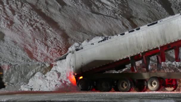 Maquinaria Pesada Trabajando Por Noche Camiones Descargando Nieve Gran Pila — Vídeos de Stock
