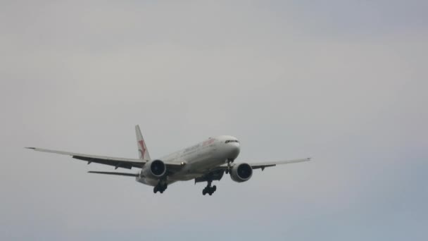 中国东方航空公司飞机在白天飞往多伦多皮尔逊国际机场 — 图库视频影像