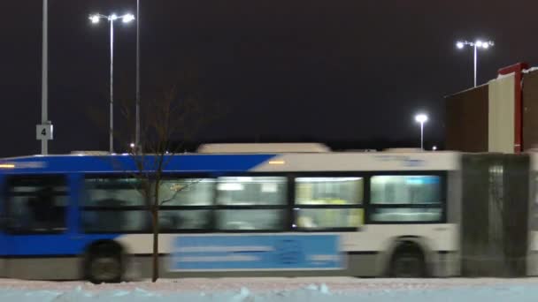 Montreal Kanada Stm Veřejné Autobusy Projíždějící Zasněžené Silnici Sněhové Pluhy — Stock video