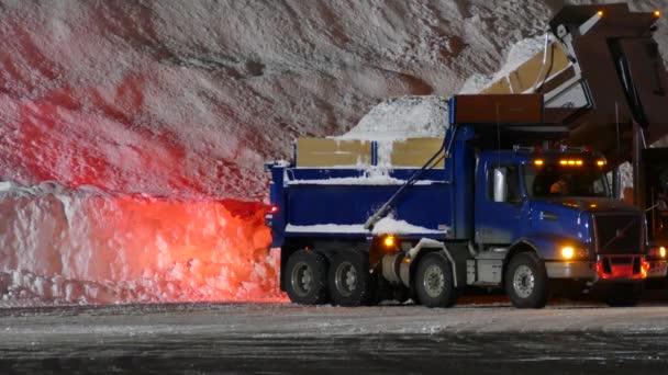 トラックは カナダのモントリオールの通りで収集された雪をアンロードします 大量の雪が積もっていて — ストック動画