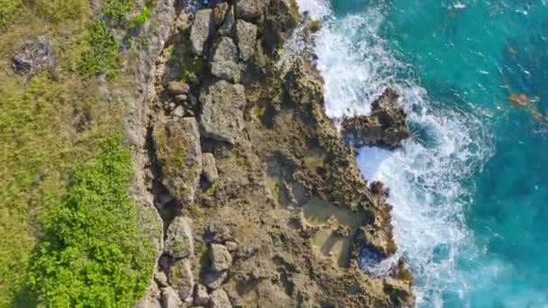 Aerial Góry Dół Nad Falami Rozbijającymi Się Skalistym Wybrzeżu Boca — Wideo stockowe