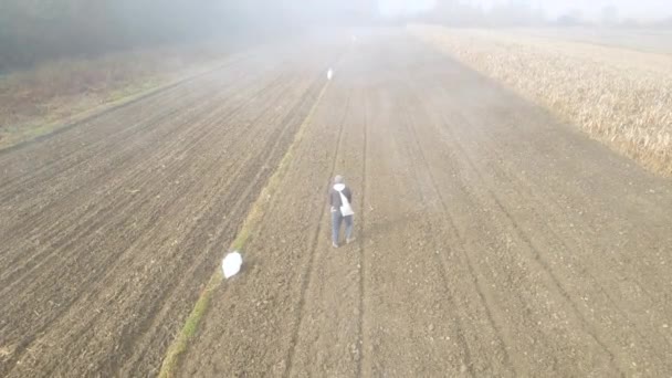 若い昔ながらの農家は フォギーの土地で手投げの普及小麦の種を振りかけます 暗い時代の黙示録的なシナリオ生活のグリッドの方法をオフに — ストック動画