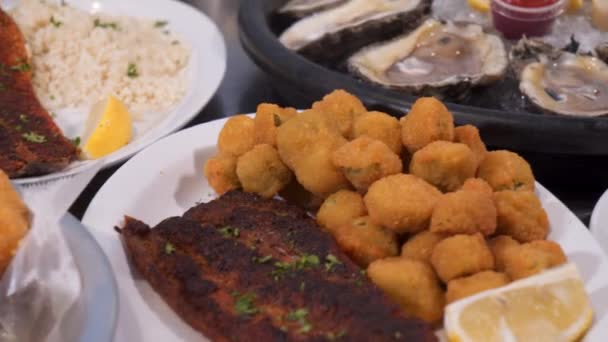 Μια Ποικιλία Από Πιάτα Θαλασσινών Μαυρισμένα Ψάρια Και Μπάμιες Μια — Αρχείο Βίντεο