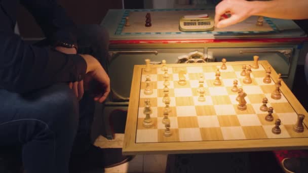 Satranç Oyuncusunun Elleri Satranç Tahtasındaki Taşları Sırayla Hareket Ettiriyor — Stok video