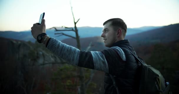 Positieve Kaukasische Man Reiziger Maken Selfie Mobiele Telefoon Met Bergen — Stockvideo