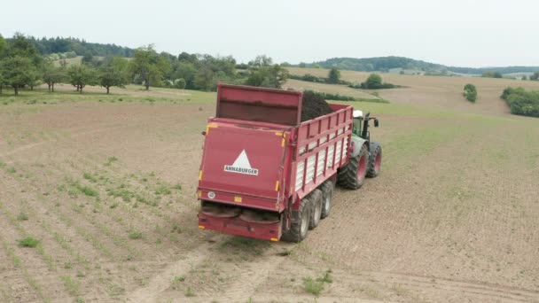 Drone Disparo Tractor Con Remolque Que Comienza Dispersar Compost Campo — Vídeos de Stock