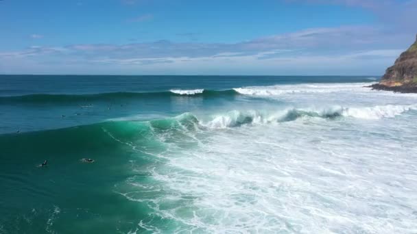 Static Drone Shot Big Ocean Waves People Surfing Lennox Head — Wideo stockowe