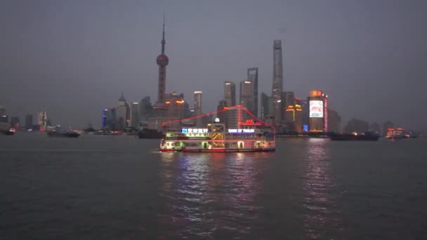 Een Boot Varen Met Achtergrond Van Shanghai Skyscrapers Shanghai China — Stockvideo