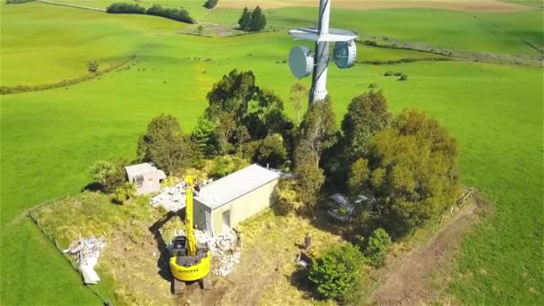 Drone View Excavatrice Démolit Une Construction Dans Les Plaines Hororata — Video