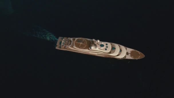 Méga Yacht 60Fps Dans Océan Bleu Foncé Avec Plusieurs Ponts — Video