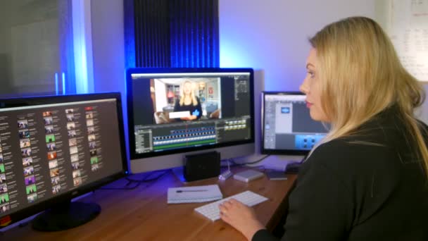 Žena youtuber vlogger editor editace videa na počítačích v domácí kanceláři