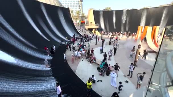観光客は アラブ首長国連邦のドバイで開催されるExpo 2020で有名な水の特徴 火のような滝をご覧ください タイムラプス — ストック動画