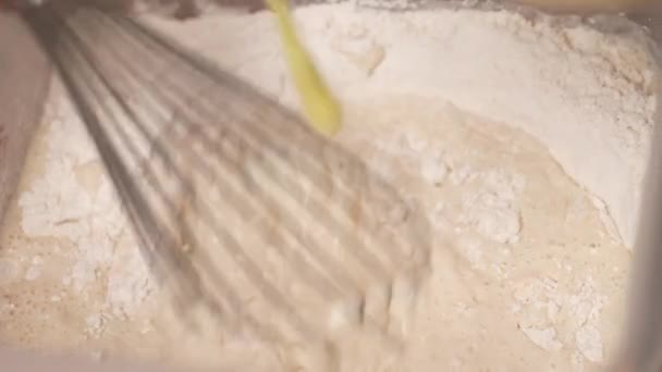 Misturar Ovos Batidos Massa Waffle Com Uma Batedeira Vista Perto — Vídeo de Stock