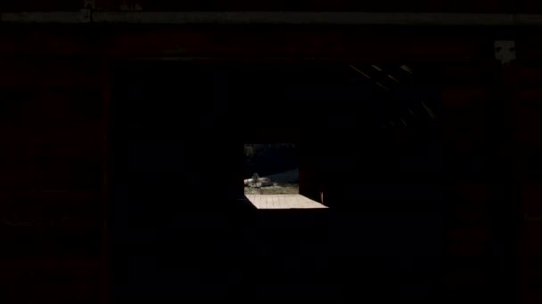 古い納屋を通ってドリーは丘陵のラーチの森を明らかにする ブリティッシュコロンビア — ストック動画