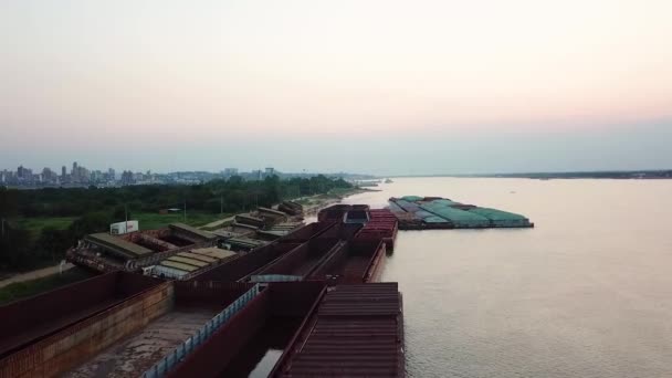 Rusty Barges Aan Kust Van Paraguayaanse Rivier Middags — Stockvideo