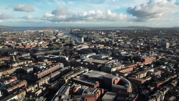 都柏林市中心 爱尔兰 日落日空中景观 城市景观 里菲河中央建筑 建立无人机拍摄 — 图库视频影像