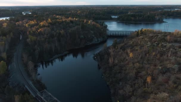 Foto Panorámica Aérea Vías Tren Puente Líneas Eléctricas Presa Hidráulica — Vídeos de Stock