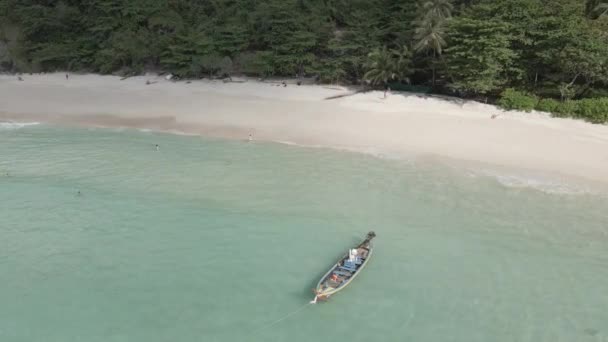 Hermosa Playa Tailandia Rodeada Montañas Acantilados — Vídeo de stock