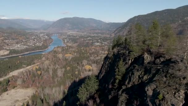 Повітряний Паралакс Обертається Навколо Скелі Британській Колумбії Річкою Задньому Плані — стокове відео