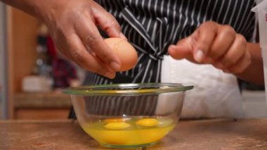 Ev yapımı bir yemek tarifine karıştırmak ya da eklemek için cam bir kaseye yumurta kırmak