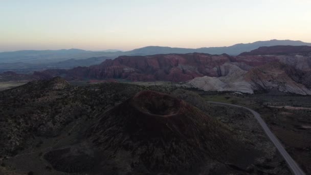 日没時にユタ州の山の中でサンタクララ火山を周回する空中ショット ユタ州セントジョージ — ストック動画