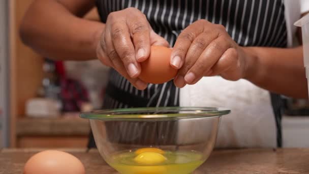 Agrietar Huevos Orgánicos Campo Libre Tazón Vidrio Para Mezclar Agregar — Vídeos de Stock