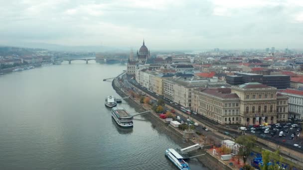 Широкий Постріл Човнів Зупинився Біля Причалу Річці Данубе Будапешт Угорщина — стокове відео