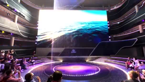 Besucher Sehen Digitalisierten Wasserfall Mit Riesigem Led Bildschirm World Pavillon — Stockvideo