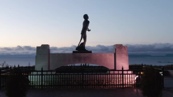 Empuje Hacia Arriba Sobre Terry Fox Monumento Thunder Bay Ontario — Vídeo de stock