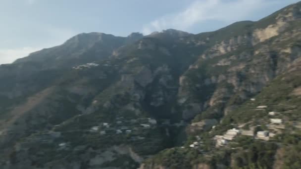 Drone Shot Panning Amalfi Ακτή Italy Positano Βράχια Και Γιοτ — Αρχείο Βίντεο