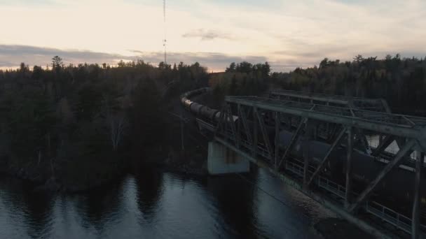 Ariel Seguimiento Tiro Tren Transporte Tanques Aceite Través Bosque Otoño — Vídeos de Stock